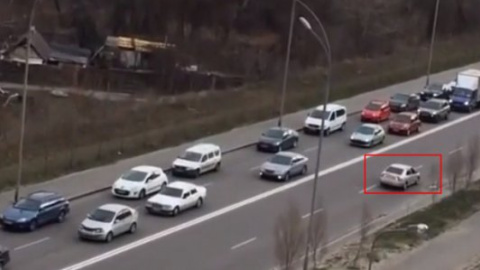 ​Відео дня: спритний водій об'їхав затор задом по зустрічній