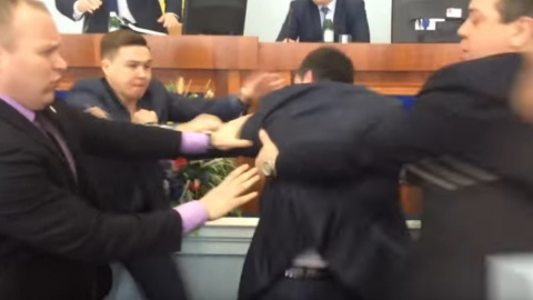 Бійка в Черкаській облраді. Скріншот відео