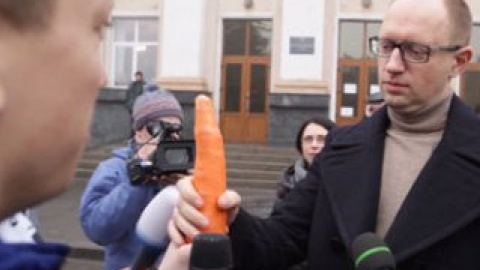 Известный телеведущий Алексей Дурнев подарил Арсению Яценюку морковку. Скриншот видео YouTube