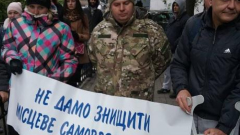 Прихильники Федорука били в порожні бочки, зустрічаючи мера. Фото: kotsubynske.com.ua