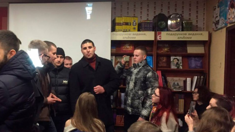 За 15 хвилин до початку заходу в книжковий магазин увійшла група чоловіків. Фото: facebook.com/ch.veran