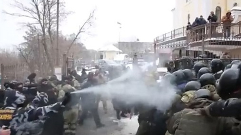 Активних учасників конфлікту у суду в Києві доставляють в управління поліції. Скріншот відео youtube.com/watch?list=PLQcCxK_SpjXT9irXmEhpo0dm7xFbuir6g&time_continue=1&v=RPkk_k_aBtY