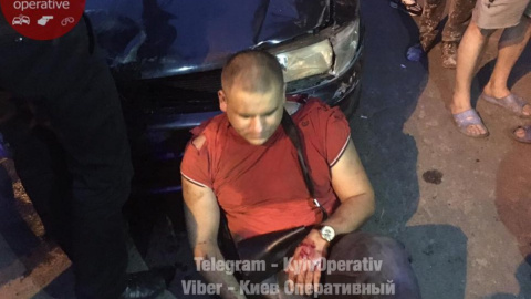 Водій в'їхав в автомобіль, де перебувала жінка з дитиною. Фото: facebook.com/KyivOperativ