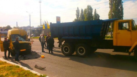 У Новомосковську маршрутка зіткнулася з вантажівкою, поранено 15 чоловік