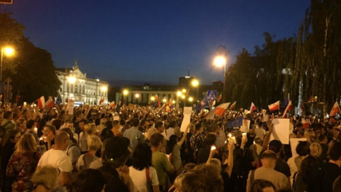 Люди протестують у Кракові, Варшаві та інших містах. Фото: twitter.com/Kom_Obr_Dem_Int