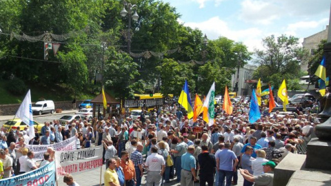 Протестующие у Кабмина чернобыльцы четвертый час блокируют Грушевского (фото)