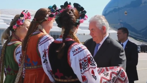 Держсекретаря США зустріли хлібом з сіллю. Скріншот YouTube