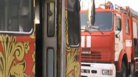 В результате пожара частично выгорела кабина троллейбуса и панель управления. Кадр из видеоролика.