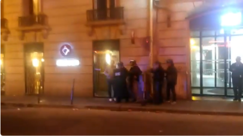 У Парижі на Єлисейських полях невідомий відкрив вогонь по поліцейським, опубліковано відео