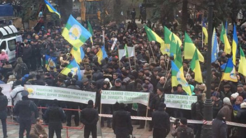 ​Біля Ради близько тисячі людей вимагають відставки Яценюка