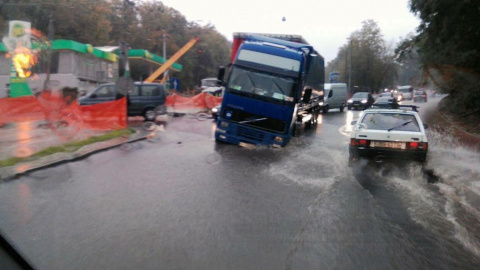 Свіжевідремонтована дорога не витримала фури. Фото: facebook.com/igor.zinkevych