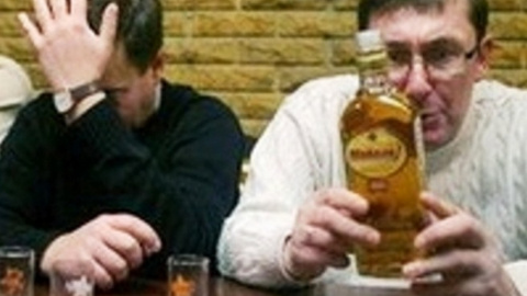Луценко заявив, що Україну губить випивка без закуски