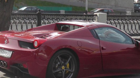 ​В Москве спорткар Ferrari протаранил три припаркованных автомобиля