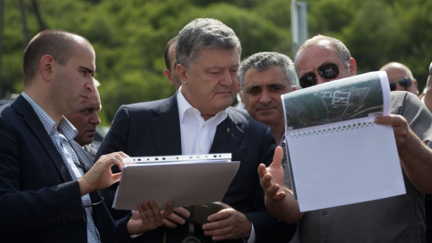 Порошенко з Маргвелашвілі розглядали в бінокль базу російських прикордонників. Фото: facebook.com/petroporoshenko