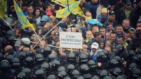 Поліція відтіснила автомобілістів з-під Ради. Фото: facebook.com/yan.dobronosov