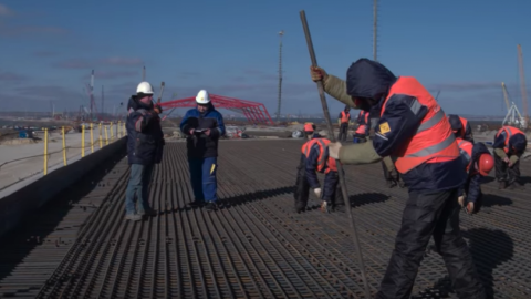 Будівельники на мосту. Скріншот відео