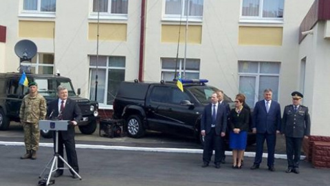 Порошенко передав американські засоби радіозв'язку прикордонникам. Фото: facebook.com/DPSUkraine