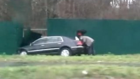 Volkswagen протаранил забор санатория. Скриншот видео, опубликованного на Youtube пользователем SuperDimonus