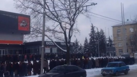 В Донецке выстроились огромные очереди за российской "гуманитаркой"