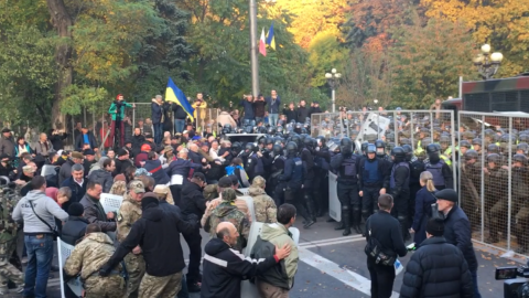 Під Верховною Радою поновилися зіткнення між активістами та поліцейськими
