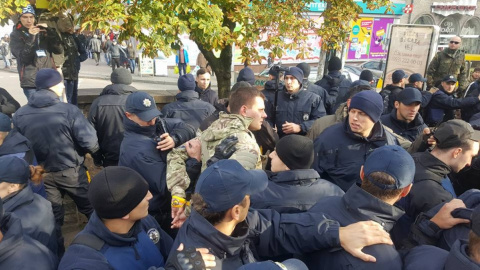 Потасовка между активистами "Свободы" и сотрудниками полиции. Фото: facebook.com/oleksandr.aronets