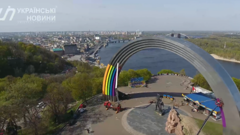 Арка "Дружби народів" перетворюється в веселку: зйомка квадрокоптером. Скріншот відео youtube.com/watch?v=emDK7m8CeJU