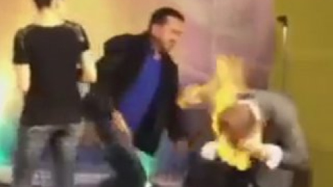 Инцидент произошел на съемках шоу "Ближе к звездам". Кадр видеоролика на YouTube