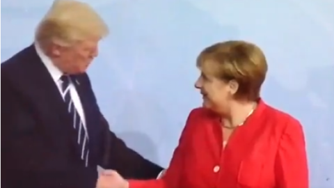 Трамп і Меркель привіталися на саміті. Скріншот відео youtube.com/watch?v=UNdq1G0_krE