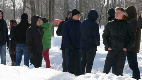Під Дарницьким судом в Києві зібралися підозрілі молоді люди спортивної статури. Фото: pravda.com.ua