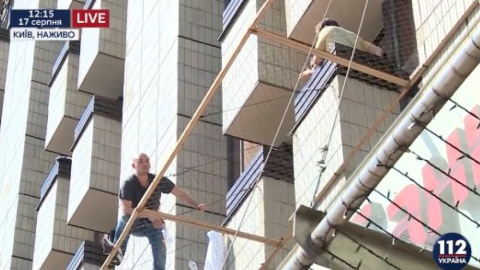 В мережі показують, як у центрі Києва чоловік погрожує вистрибнути з вікна