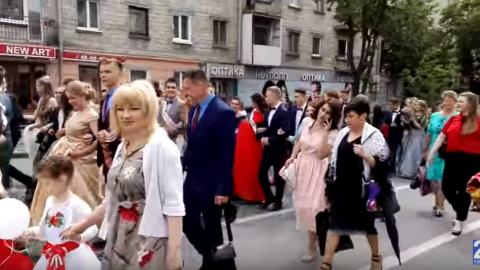 У Тернополі випускники в центрі міста на параді похвалилися нарядами