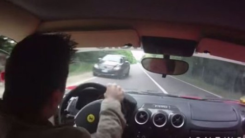 ​Водитель Ferrari чудом избежал смерти на сумасшедшей скорости
