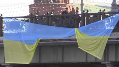 Полиция задержала 5 человек при попытке вывесить флаг Украины в центре Москвы