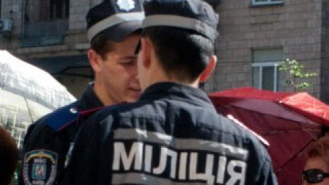 Присутствующие на месте инцидента милиционеры не совершали никаких действий, чтобы остановить преступление.