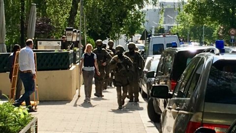 В пригороде Мюнхена из-за стрельбы эвакуирован вокзал, ранены несколько человек