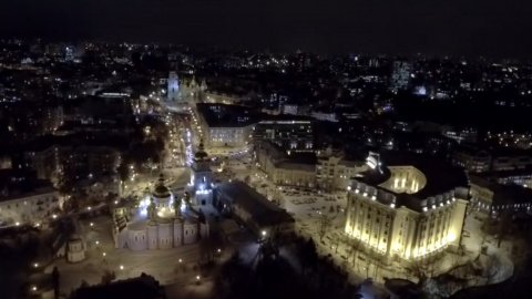 Вогні нічного зимового Києва з висоти. Скриншот відео