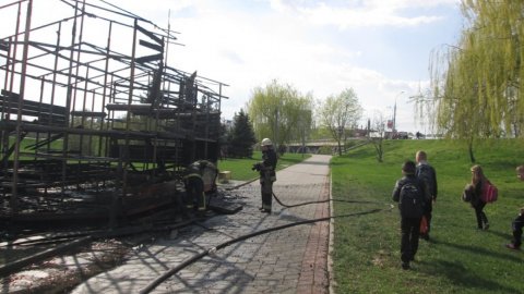 Згорів корабель з батутами на дитячому майданчику. Фото: vn.dsns.gov.ua