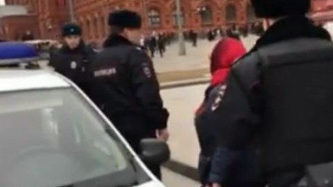 У Москві затримали єдину активістку пікету на підтримку Савченко