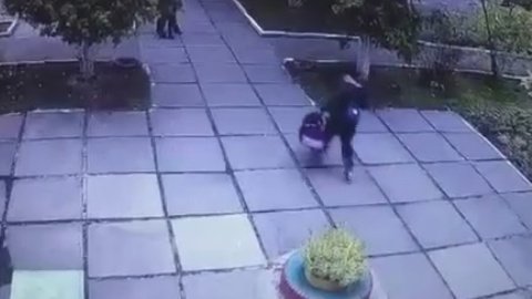 Прихована камера відеоспостереження засняла жінку. Скріншот відео