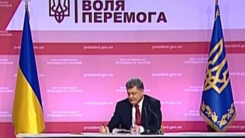 Порошенко під час прес-конференції підписав закон про позаблоковий статус