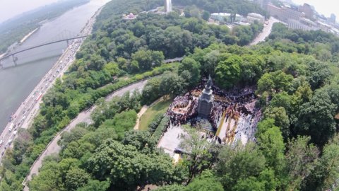 Відео дня: хресно хода і молебень біля пам'ятника Володимиру з повітря