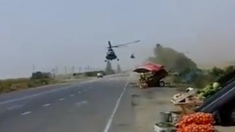 Посадка військового вертольота на трасу. Скріншот Youtube