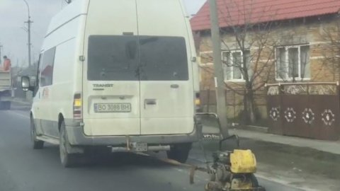 На трасі "Київ-Чоп" випробували "новітню технологію" швидкісного укладання асфальту маршруткою