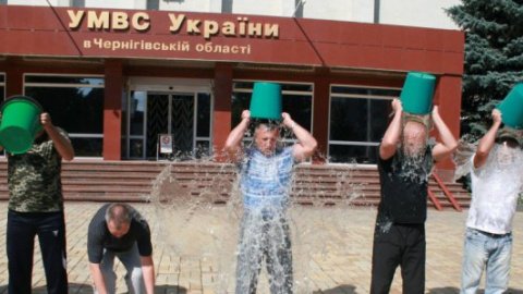 Черниговские милиционеры облилась ледяной водой