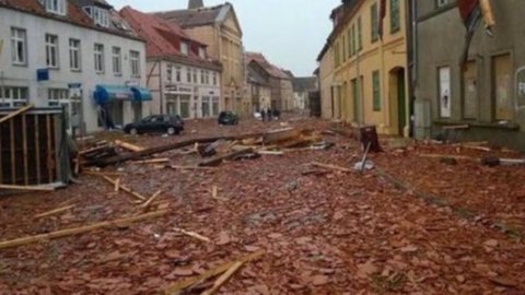 Жителі Німеччини публікують у соцмережах наслідки руйнівного торнадо