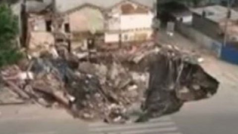 В результате провала образовалась яма десятиметровой глубины.