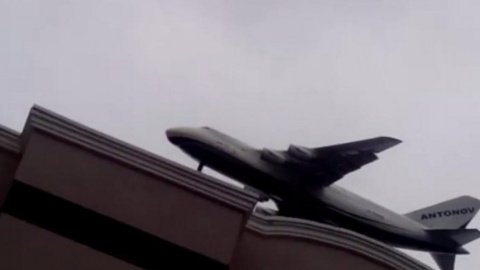 Що стало причиною такого низького польоту, не повідомляється. Фото: скріншот з відео Instagram