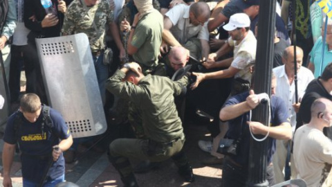 У силовиків під ВР кинули бойову гранату: півсотні поранених