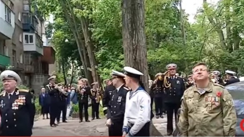 Ветерана привітав оркестр ВМС. Скріншот відео 