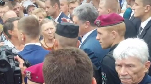 На Софійській площі учасники протесту зустрілися з президентом. Фото: Скріншот відео